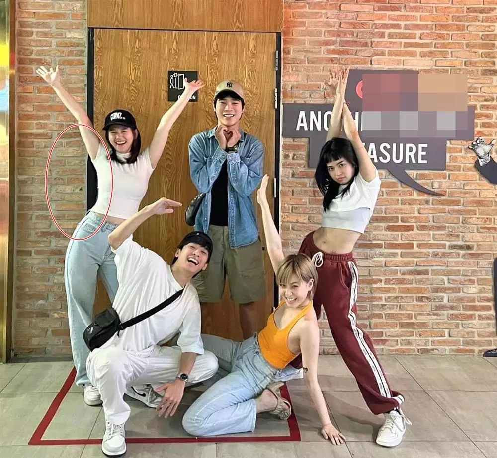 Hot girl 9X tiết lộ tăng 8kg so với trước đây do thời điểm dịch ở nhà cô ăn uống nhiều và tạng người dễ tăng cân.