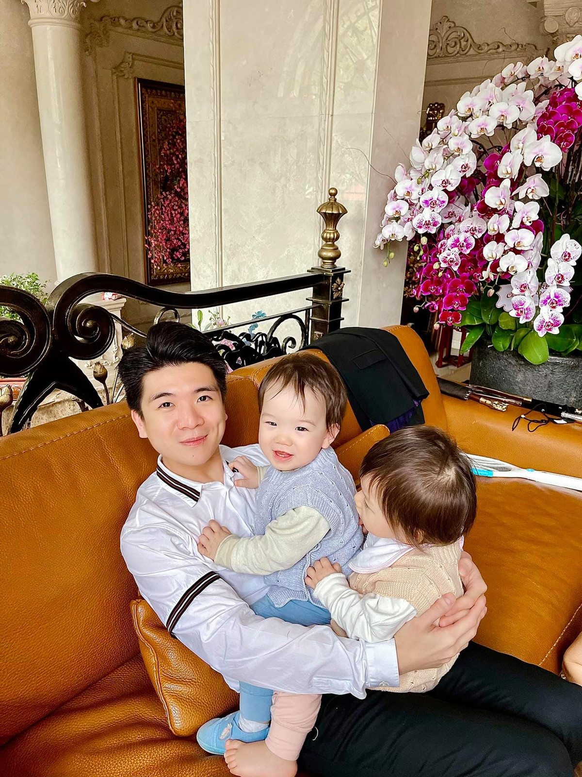 Ra đường luôn ngời ngời khí chất tổng tài nhưng khi về nhà chăm con mọn, con trai bầu Hiển cũng như bao ông bố bỉm sữa khác, anh diện trang phục giản dị, vui đùa bên con.