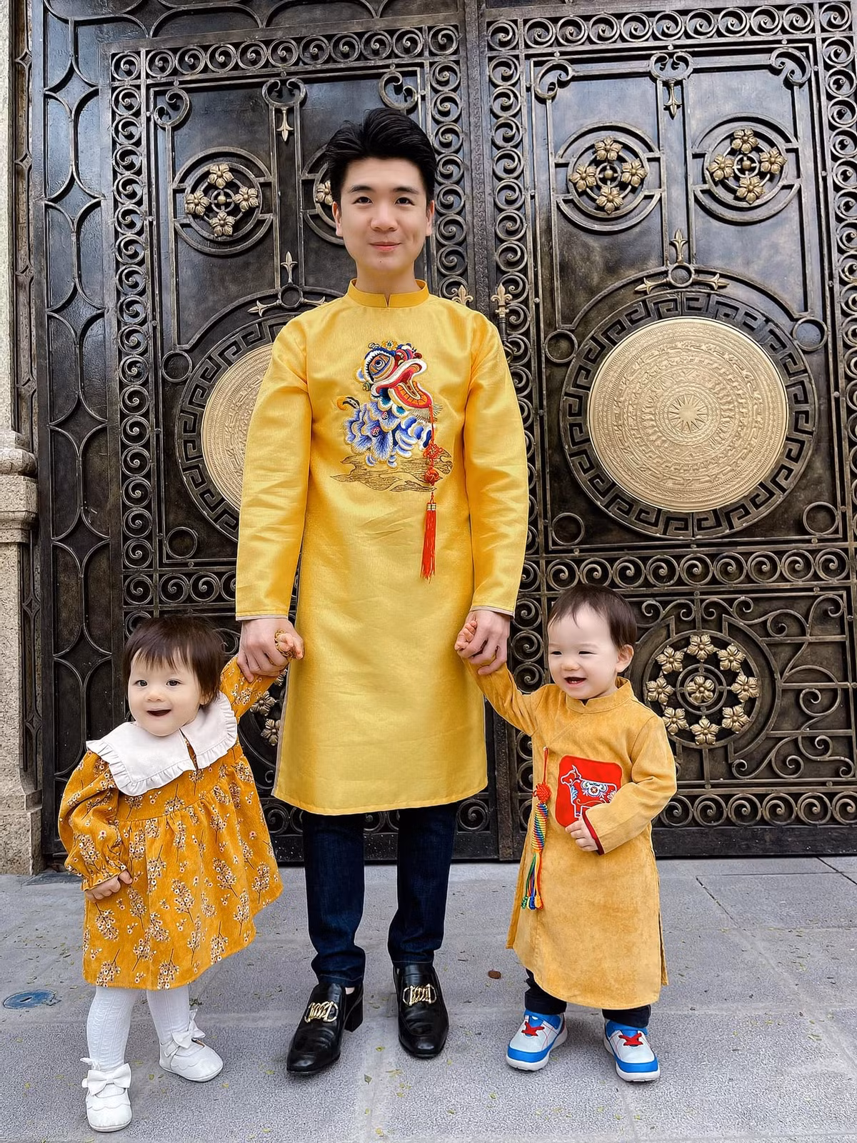 Trang phục luôn được bố Vinh đầu tư chỉnh chu cho bé Gấu và Thỏ.