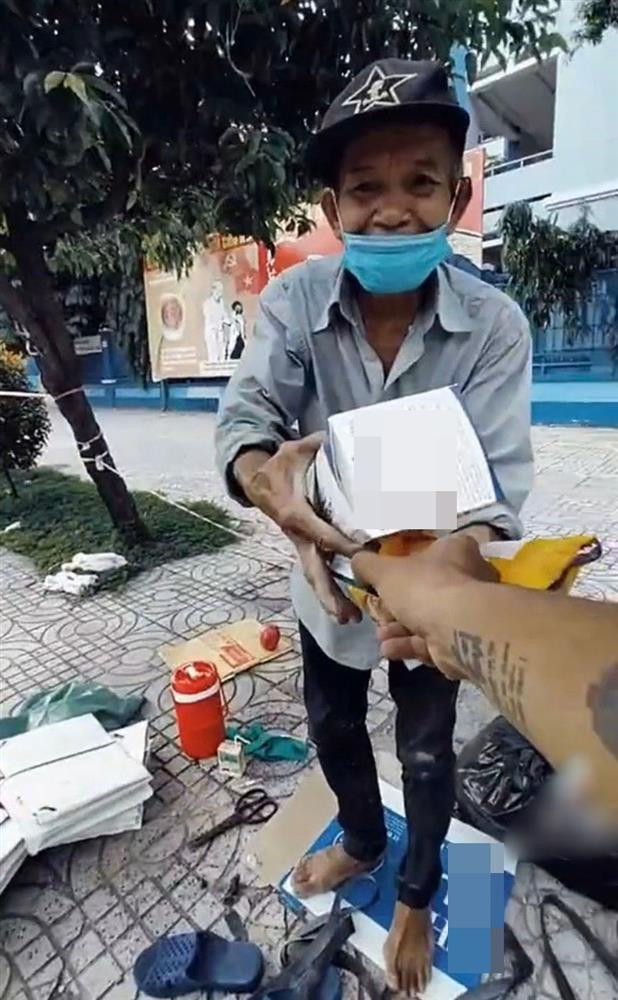 Trên chiếc xe cà tàng, TikToker Lâm Ống Húc chất đầy bánh mì và sữa hộp, khẩu trang và rong ruổi khắp thành phố để tặng quà từ thiện cho người lao động nghèo, người lớn tuổi đang chịu ảnh hưởng từ dịch bệnh.