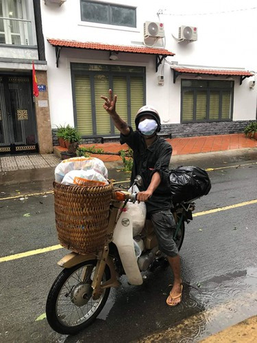 Đặc biệt, sau mỗi lần phát quà, hiện tượng mạng họ Phạm luôn nhắc nhở người dân phải giữ gìn sức khỏe, thực hiện tốt các biện pháp phòng chống dịch.