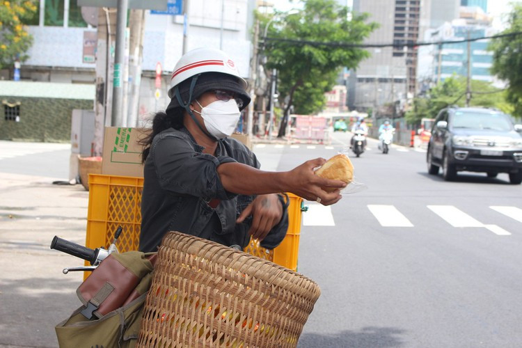 Anh Lâm Ống Húc chia sẻ: "Tôi vẫn nhớ như in cái hình ảnh bác xe ôm cho tôi nửa ổ bánh mì lúc bụng tôi đói cồn cào, cô bán trà đá chờ tôi về để cho chai nước mát lạnh...