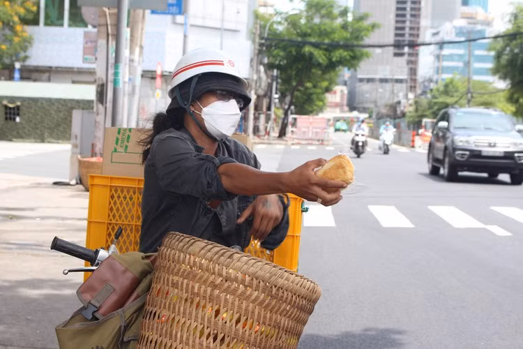 Anh Lâm Ống Húc chia sẻ: "Tôi vẫn nhớ như in cái hình ảnh bác xe ôm cho tôi nửa ổ bánh mì lúc bụng tôi đói cồn cào, cô bán trà đá chờ tôi về để cho chai nước mát lạnh...