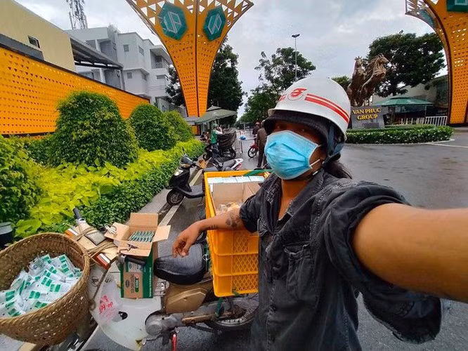 Nếu ai tham gia mạng xã hội, đặc biệt là nền tảng c thì ít nhiều biết đến tài khoản "Lâm Ống Húc" với những video đi trao tặng quà từ thiện là những chiếc bánh, hộp khẩu trang, chai nước suối... cho những cô, chú cơ nhỡ và đang gặp khó khăn vì dịch COVID-19.