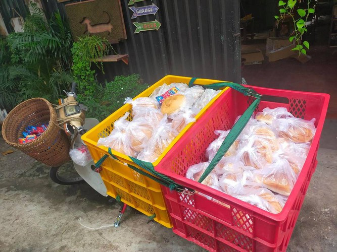 Trước những hành động đấy ấm lòng của TikToker "Lâm Ống Húc", nhiều người tò mò không biết làm gì mà lại có nhiều tiền, thường xuyên làm từ thiện như vậy.