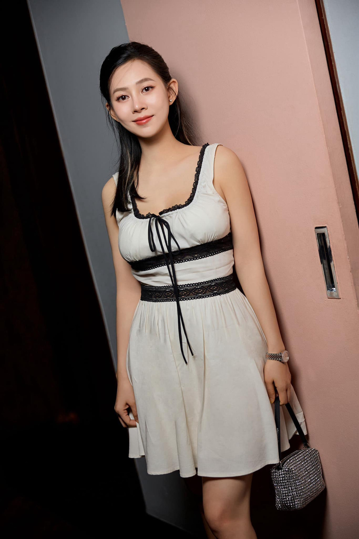 Sau khi sinh con, nhan sắc của Yến Xôi (tên thật: Đinh Hải Yến) không có nhiều sự thay đổi. Mới đây, trên trang cá nhân, cô đăng tải khoảnh khắc diện áo 2 dây, chân váy ngắn trẻ trung được cư dân mạng dành nhiều lời khen ngợi.