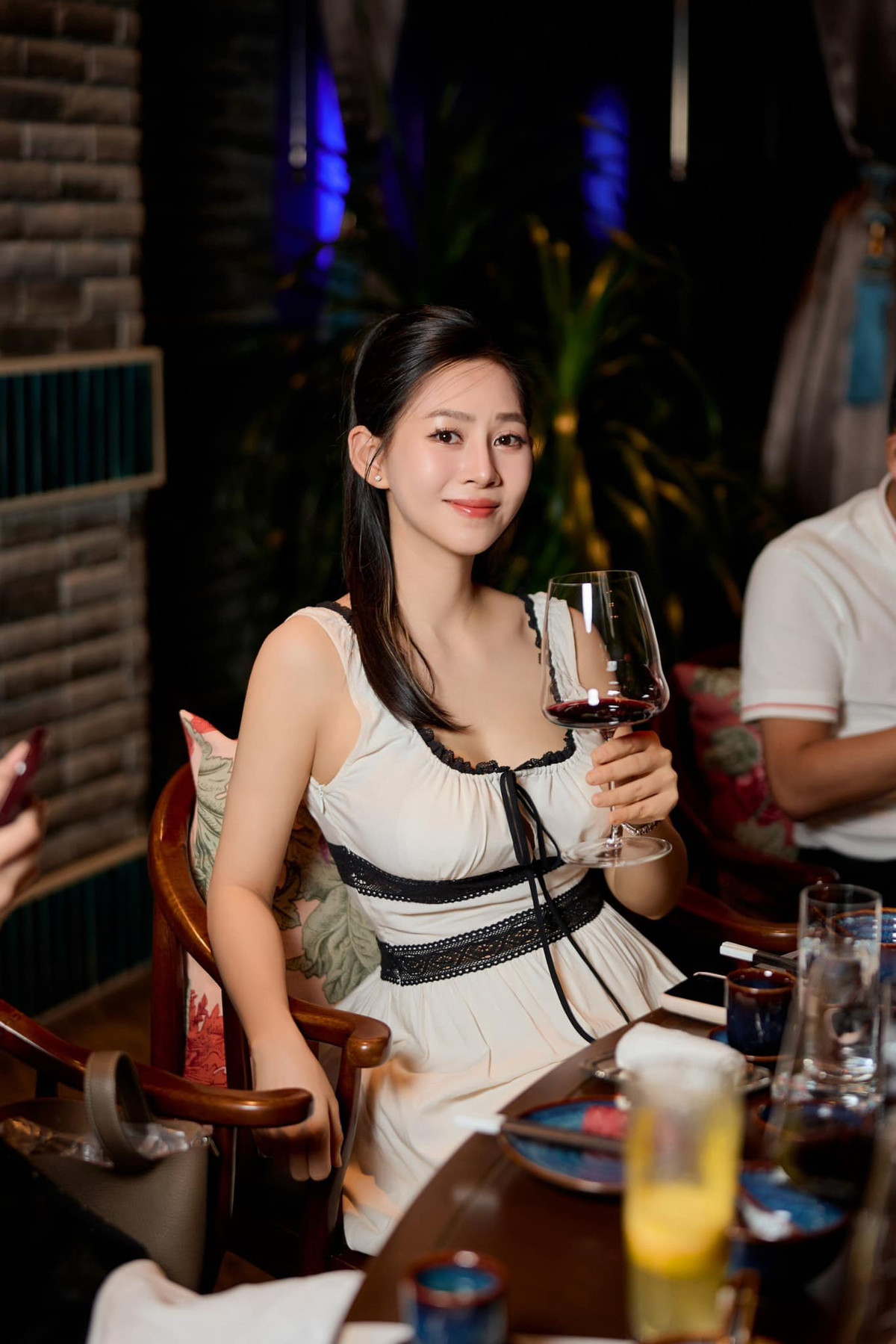 Yến "Xôi" sau khi sinh con thứ 3 vẫn chuộng gu mặc như nữ sinh.