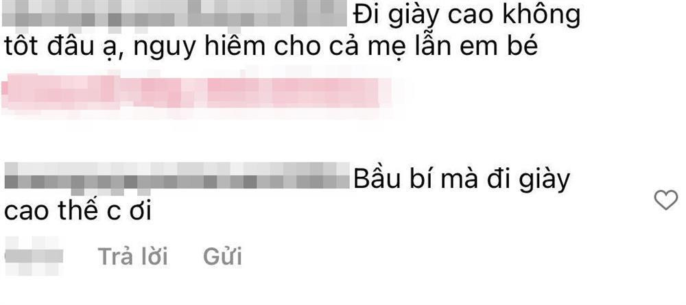 Trong ảnh, Dianka Zakhidova - Bùi Tiến Dũng ngồi trước bàn tiệc tại một nhà hàng sang trọng. Thủ môn xứ Thanh trẻ trung, phong độ với áo phông trắng kết hợp quần jean, đi sneaker. Trong khi vợ Tây diện một chiếc váy quyến rũ với thiết kế cắt xẻ táo bạo.