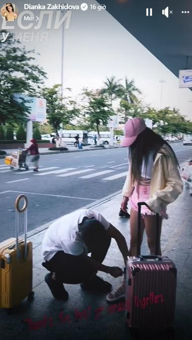 Từ lúc yêu cho đến lúc cưới, Bùi Tiến Dũng liên tục có những hành động đầy ngọt ngào, chăm sóc, yêu thương tới người vợ của mình.