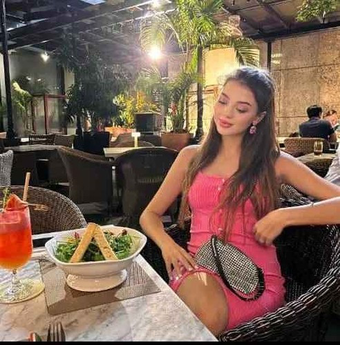 Có thể thấy, Bùi Tiến Dũng ân cần chăm sóc vợ từ những việc nhỏ nhặt nhất.