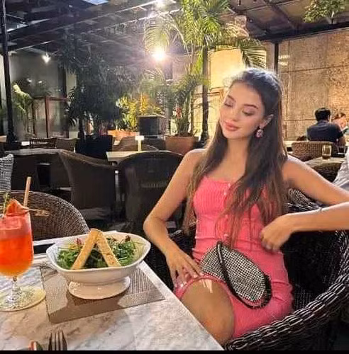 Có thể thấy, Bùi Tiến Dũng ân cần chăm sóc vợ từ những việc nhỏ nhặt nhất.