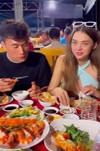 Dưới bài viết, mọi người khuyên bà xã Bùi Tiến Dũng nên đi dép lê hoặc chọn những đôi giày đế thấp để tránh gây nguy hiểm cho mẹ và em bé.