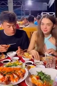 Dưới bài viết, mọi người khuyên bà xã Bùi Tiến Dũng nên đi dép lê hoặc chọn những đôi giày đế thấp để tránh gây nguy hiểm cho mẹ và em bé.