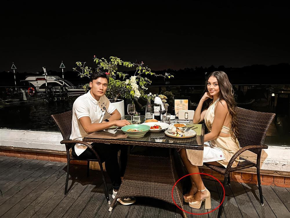 Đi kèm bữa ảnh ăn tối, vợ thủ môn Bùi Tiến Dũng có viết: "Niềm vui của tôi, tình yêu của tôi, người bạn tri kỷ của tôi".