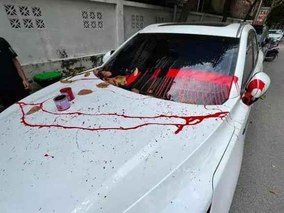 " Đỗ xe ngoài đường mà không hiểu mình bị thanh niên nào chơi xấu, cay thật", chủ nhân bài đăng tiết lộ.