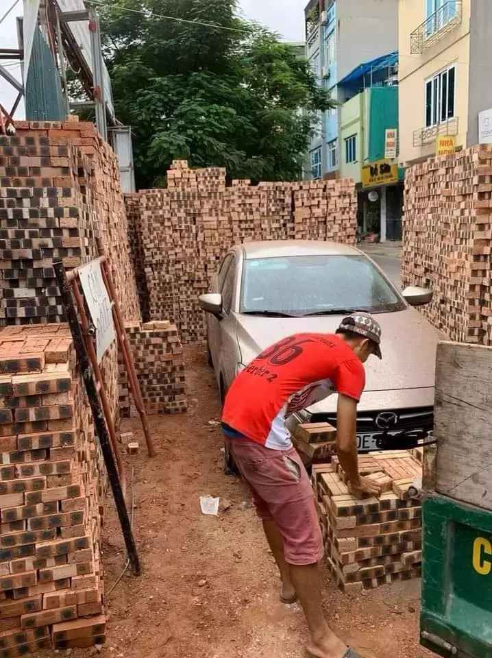 Khi bạn đỗ xe gần bãi tập kết vật liệu xây dựng và cái kết bị bao vây.