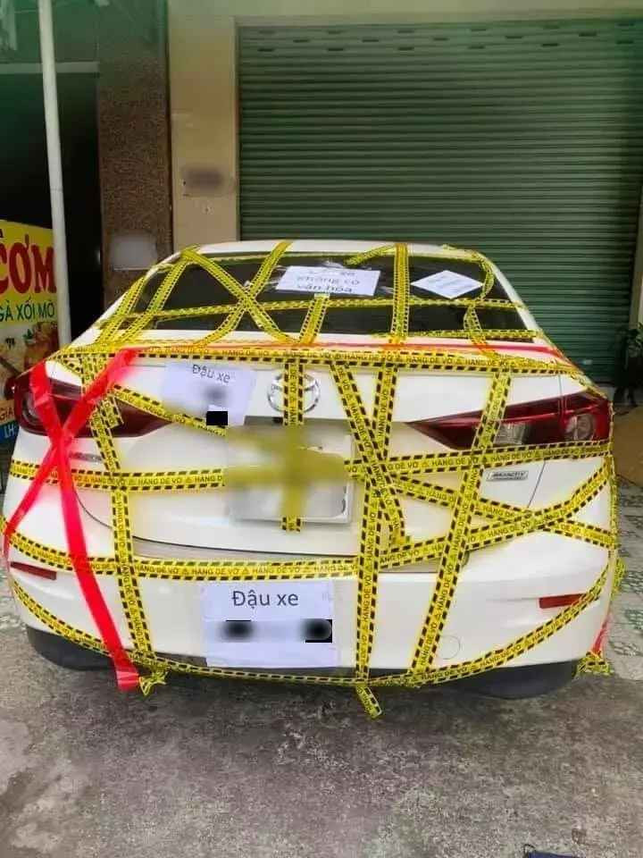 Chiếc xe này bị "niêm phong" bởi băng dính chằng chịt chỉ vì đỗ sai quy định.