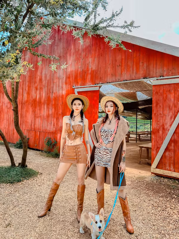 Cuối tháng 11, Jin từng khiến fan trầm trồ khi chuyển 200 triệu đồng để bạn gái gửi tiết kiệm. Kèm theo số tiền lớn, cô nàng nhắn nhủ tới Xíu: "Jin không dám chắc sẽ đem lại cho Xíu một tình yêu đẹp như mơ nhưng Jin chắc chắn sẽ yêu Xíu theo cách khiến người khác nhìn vào phải ghen tị. Vì chị thương em và không bao giờ muốn mất em cả."