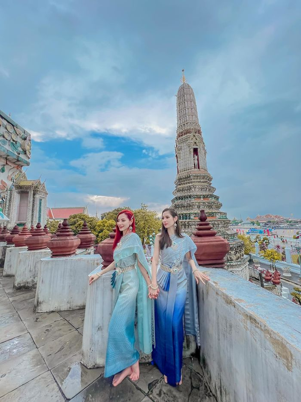 Trên Facebook cá nhân, Jin và Xíu thường xuyên chia sẻ những khoảnh khắc tình cảm. Cả hai có công việc kinh doanh thuận lợi, sở hữu nhiều tài sản giá trị như “xế hộp” đắt tiền, nhà cửa tiện nghi dù tuổi đời còn khá trẻ.