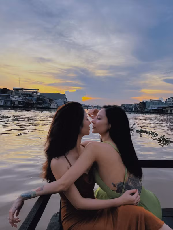 Đây không phải lần đầu tiên Jin khiến khán giả trầm trồ vì độ hào phóng và chiều chuộng nửa kia. Trước đó, cô từng chuyển khoản 1 tỷ đồng để chúc mừng sinh nhật Xíu.