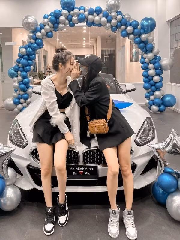 "Cuộc đời này, nhiều người có thể nói yêu em nhưng không phải ai cũng có thể làm những điều ấy. Thời khắc hạnh phúc nhất của đời người chính là tìm được đúng người, cưng chiều em, dung túng cho em tất cả mọi thứ và sẽ đi đến cuối cùng. Dù có thế nào đi chăng nữa, em vẫn luôn là sự ưu tiên của chị, chị thương em dữ lắm”, Jin nhắn nhủ.