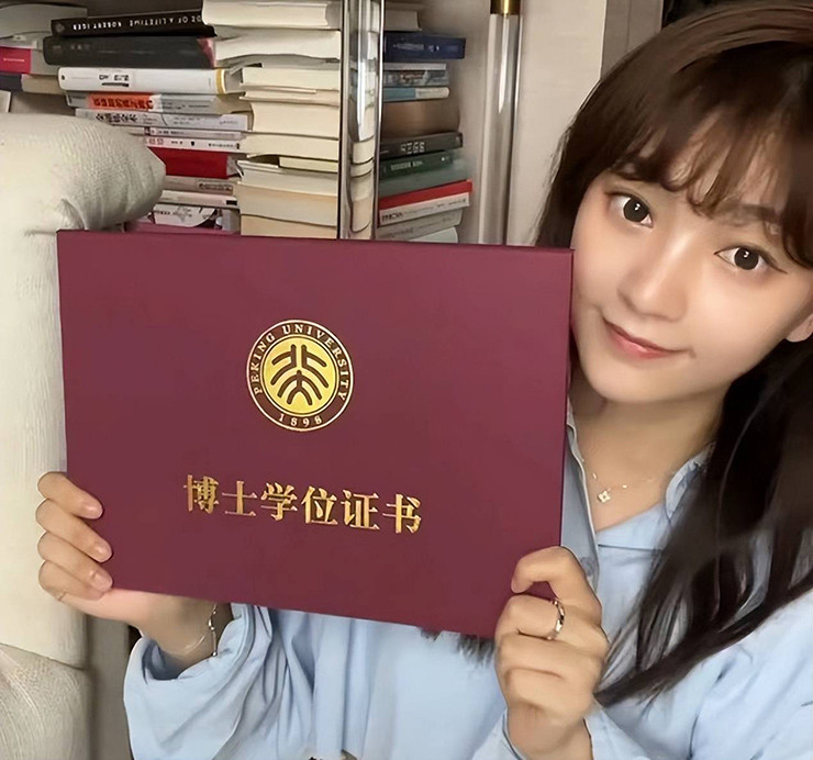 Nhiều người nghĩ Liao Lin là sinh viên năm nhất ngay từ cái nhìn đầu tiên. Trông cô còn quá trẻ nên cư dân mạng đặt nghi vấn về trình độ giáo viên.