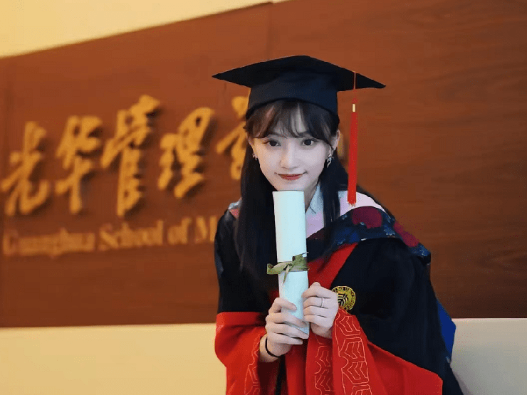 Trong buổi nhập học tại một trường đại học ở Bắc Kinh, Trung Quốc năm nay, có một cô gái thu hút nhiều sự chú ý của mọi người bởi ngoại hình rất dễ thương.