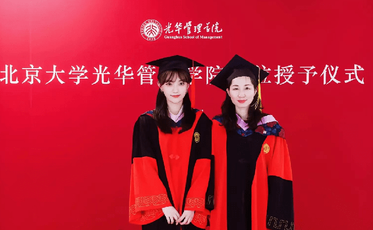 Rất nhiều nam sinh muốn tiến tới hỏi làm quen với cô nàng hot girl nhưng thật bất ngờ, cô lại không phải sinh viên năm nhất mà là giảng viên của trường.