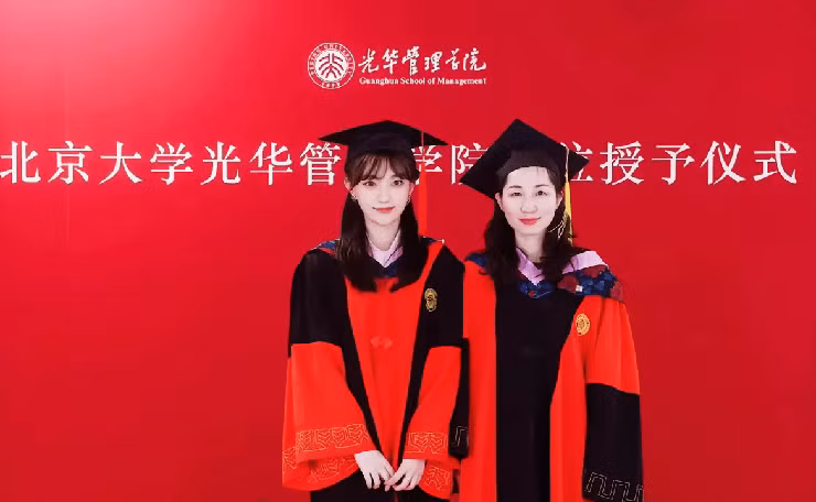 Rất nhiều nam sinh muốn tiến tới hỏi làm quen với cô nàng hot girl nhưng thật bất ngờ, cô lại không phải sinh viên năm nhất mà là giảng viên của trường.