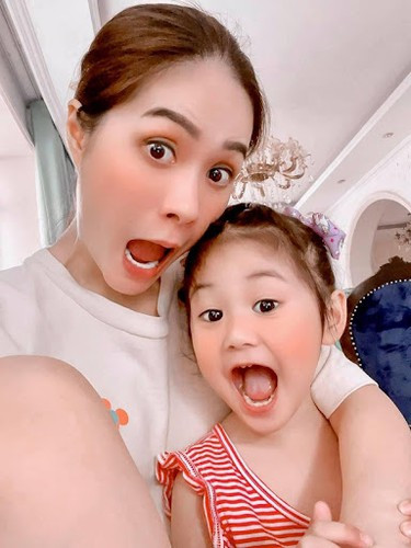 Doanh nhân Quốc Vũ từng nhắn nhủ rằng: "Nếu gia đình anh mà có cái truyền thống phụ nữ là phải ngồi mâm dưới thì anh xin phép được ngồi cùng mâm dưới với vợ con anh...