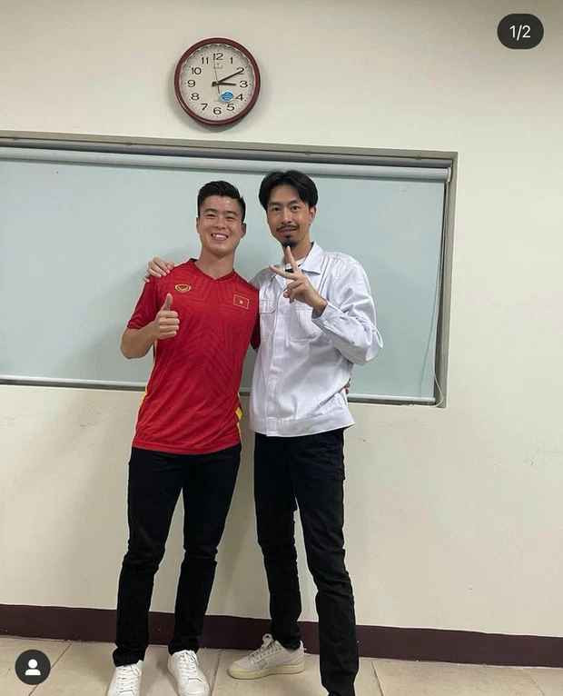 Trên trang cá nhân, cầu thủ Duy Mạnh mới đây vừa đăng tải loạt ảnh chụp cùng người nổi tiếng. Theo đó, riêng bức ảnh chụp cùng Đen Vâu, trung vệ CLB Hà Nội chú thích: "Xin anh ít kinh nghiệm để mang tiền về cho vợ".