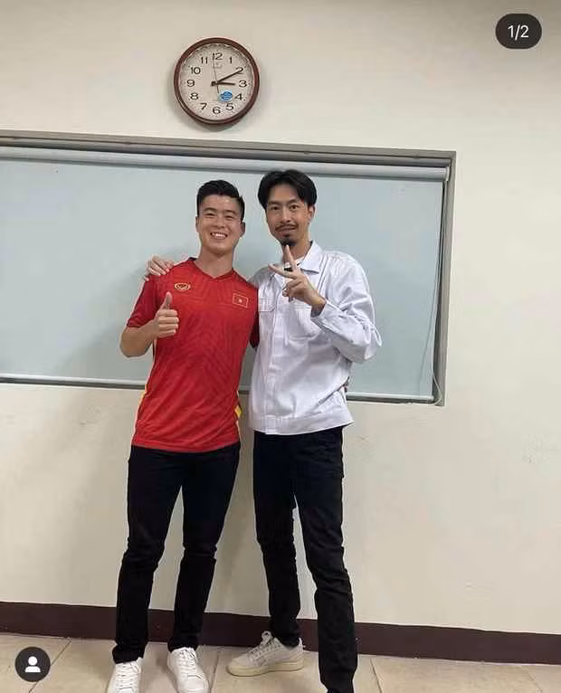 Trên trang cá nhân, cầu thủ Duy Mạnh mới đây vừa đăng tải loạt ảnh chụp cùng người nổi tiếng. Theo đó, riêng bức ảnh chụp cùng Đen Vâu, trung vệ CLB Hà Nội chú thích: "Xin anh ít kinh nghiệm để mang tiền về cho vợ".