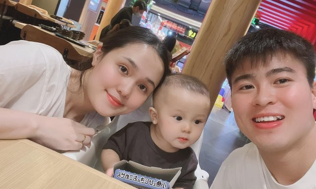 Những hình ảnh gia đình Quỳnh Anh và Duy Mạnh được chia sẻ tràn ngập trang cá nhân.