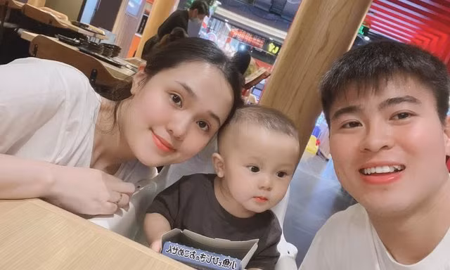 Những hình ảnh gia đình Quỳnh Anh và Duy Mạnh được chia sẻ tràn ngập trang cá nhân.