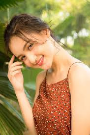 Nên là tụi em (Mai và Khang) may mắn trong cái nền tảng gia đình lúc nào cũng hạnh phúc. Tụi em vẫn hay nói với nhau là mình may mắn, em rất trân trọng điều này. Tụi em thì hợp từ cách ăn uống, sở thích, hợp về gu âm nhạc hay thẩm mỹ, thể thao,... thậm chí tụi em còn tập gym, tennis, boxing,... và học cùng nhau". Mai Tây cho biết thêm.