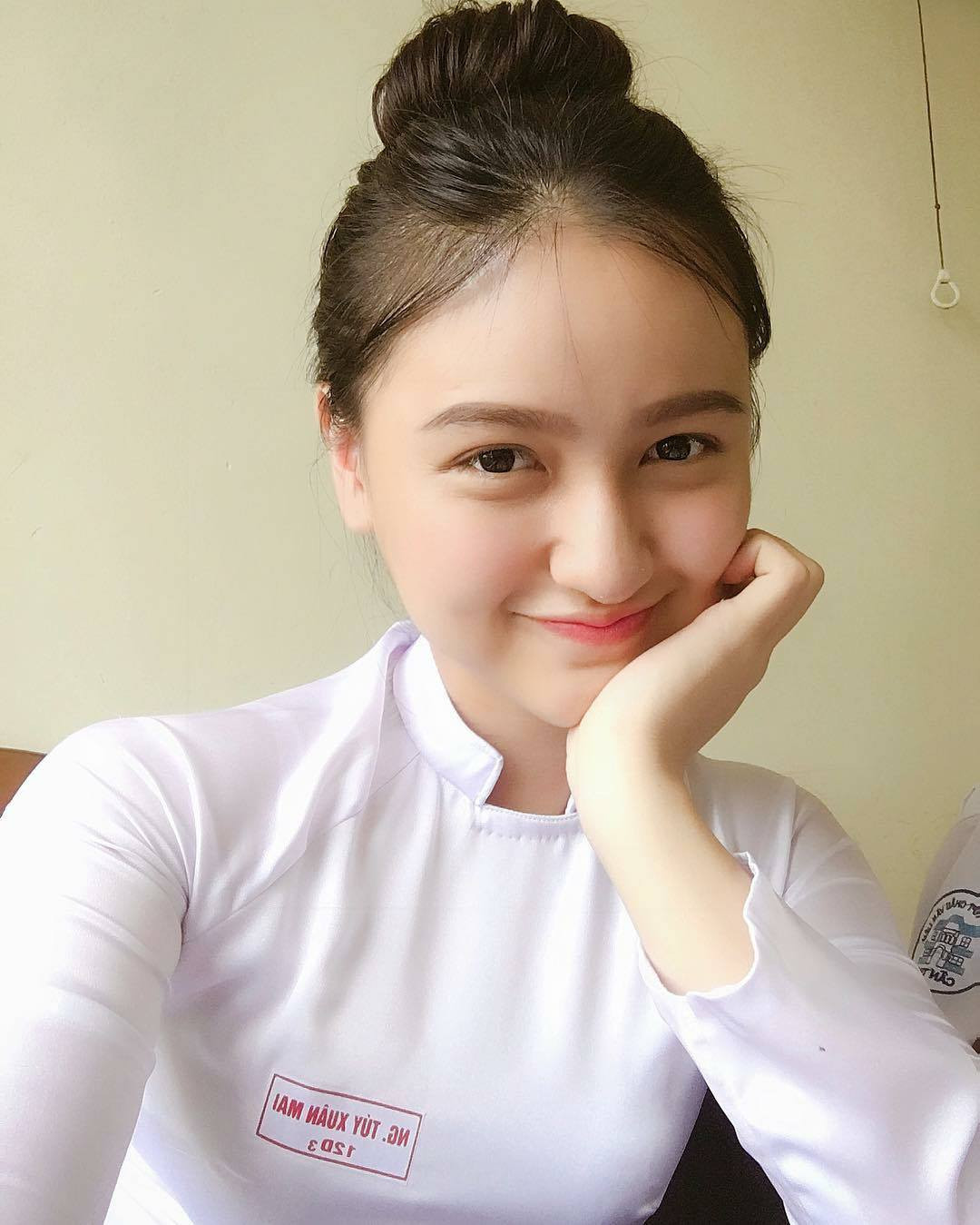 Trong lần chia sẻ này, Mai Tây lần đầu hé lộ rõ nghề nghiệp của bố mẹ: ba buôn đồ cổ, mẹ nội trợ.