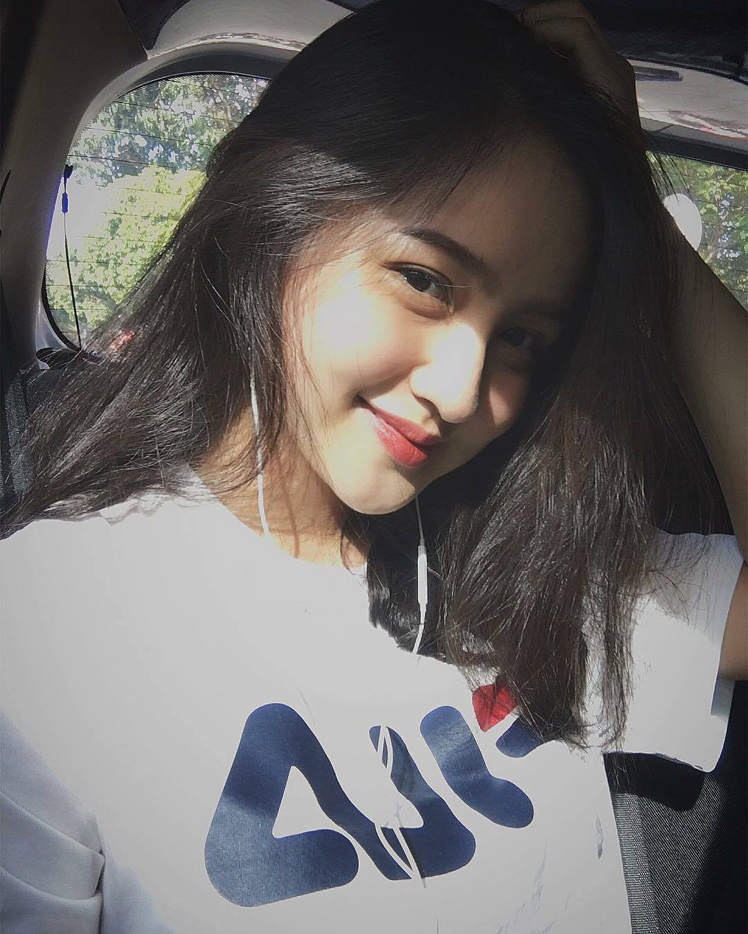 Theo nhiều người nhận xét, gương mặt Mai Tây đẹp tự nhiên, sở hữu mắt to tròn, mũi cao, mỹ nhân Cần Thơ cũng chọn cách trang điểm làm nổi bật lên những nét đẹp sẵn của mình.