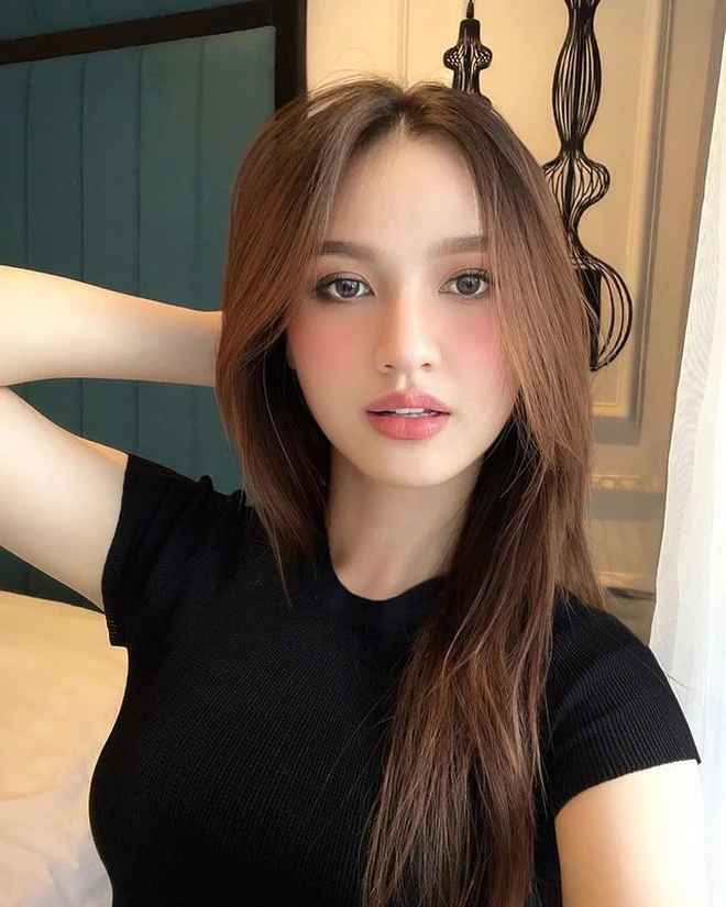 Mới đây nhất, trong một clip chia sẻ về mối quan hệ của hai bên gia đình xui gia, Mai Tây để lộ mặt mộc giản dị cùng phong cách đời thường quần jean, áo phông đơn giản.