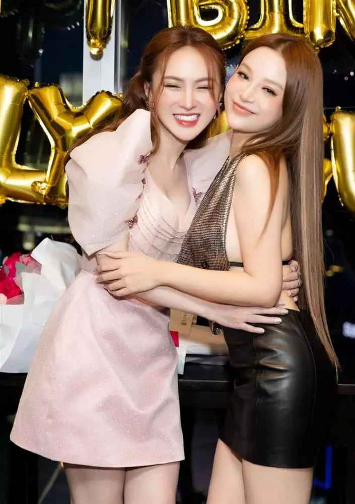 Trong loạt ảnh, Kelly Nguyễn đã có dịp đọ sắc với rất nhiều người đẹp. Đặc biệt, gây chú ý vẫn là cô bạn thân của mình.