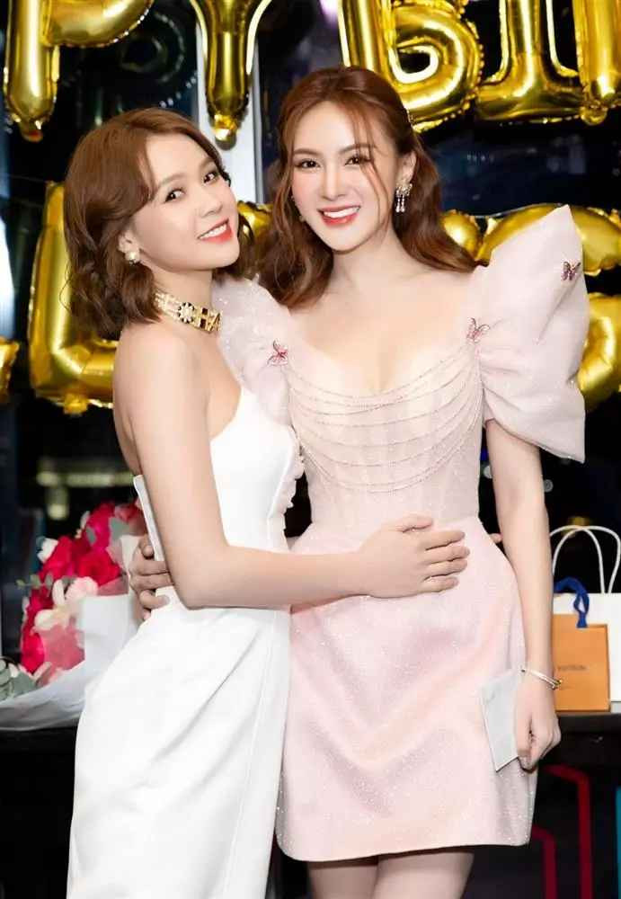 Đính kèm với đó, Kelly Nguyễn đã hạnh phúc chia sẻ: "Sinh Nhật của em năm nay thực sự nhờ 2 MC chuyên nghiệp Nguyễn Hà My và anh trai yêu Đỗ Long cứu lấy bầu không khí "lạnh ngắt" của buổi tiệc… Còn đem lại nhiều tiếng cười và sự thân thiết của mọi người lên cao trào. Và cảm ơn tất cả mng đã đến và vui với em "trọn vẹn" cũng như là luôn sát cánh bên cạnh em… I love you".