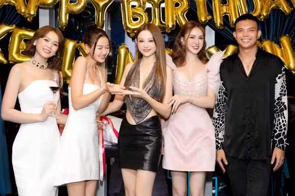 Được biết, trong suốt nhiều năm qua, dàn cựu hot girl này đều chơi gắn kết với nhau. Tuy đối lúc đã có những tin đồn rạn nứt.