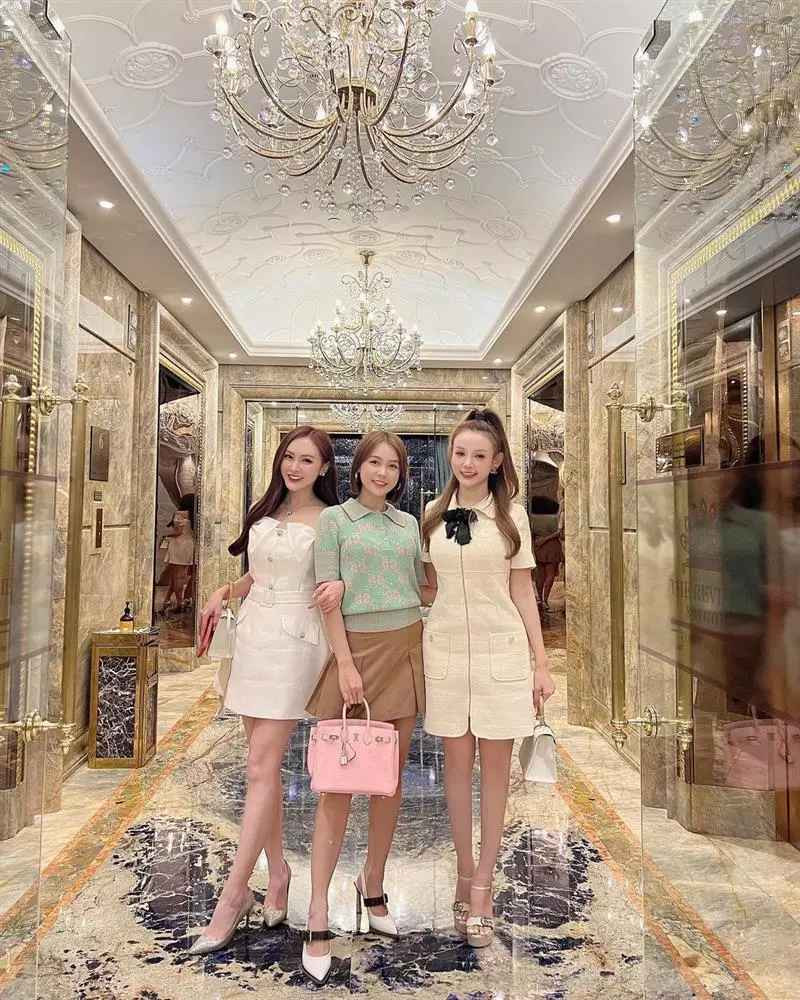 Dàn cựu hot girl trên là những người bạn thân từ thuở mới vào nghề và vẫn giữ mối quan hệ thân thiết cho đến thời điểm hiện tại.