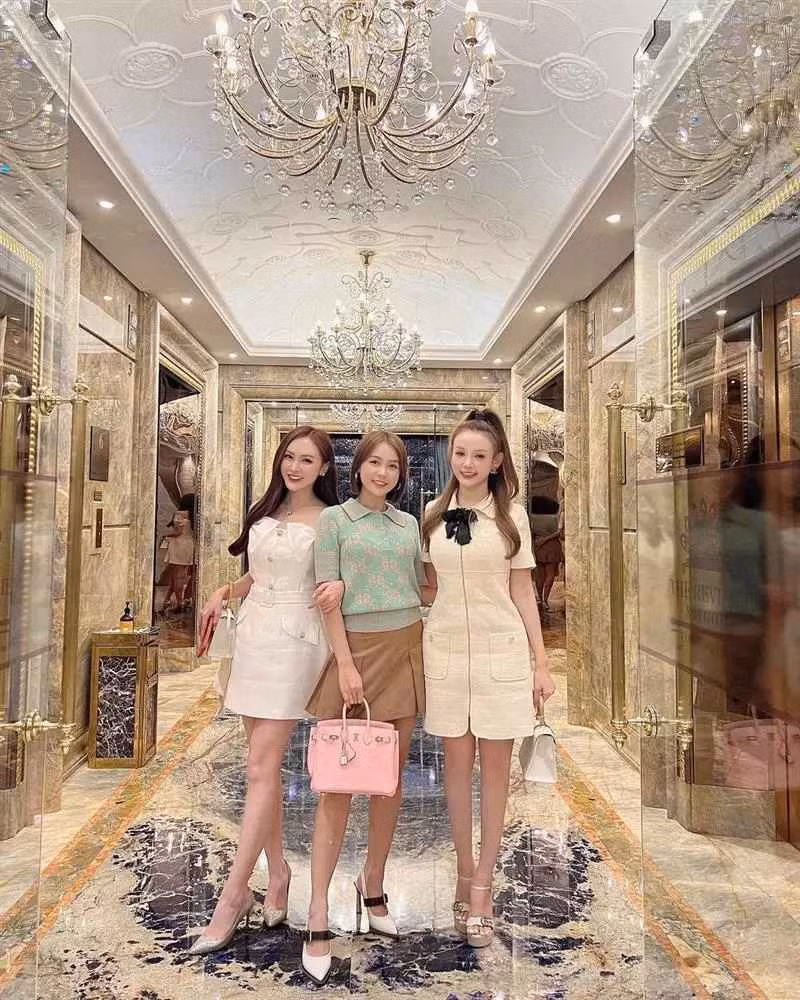 Dàn cựu hot girl trên là những người bạn thân từ thuở mới vào nghề và vẫn giữ mối quan hệ thân thiết cho đến thời điểm hiện tại.