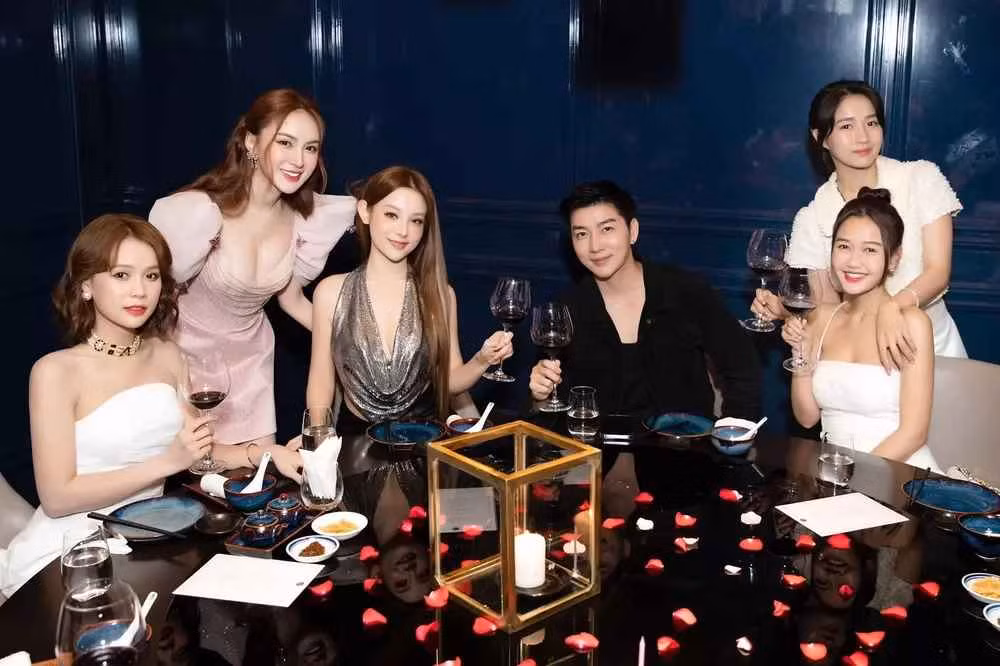 Cách đây chưa lâu, trên trang cá nhân, Kelly Nguyễn đã khoe loạt hình ảnh cô đón sinh nhật tuổi 32 bên bạn thân Sam và nhiều người khác như Huyền Baby, Đỗ Long,...