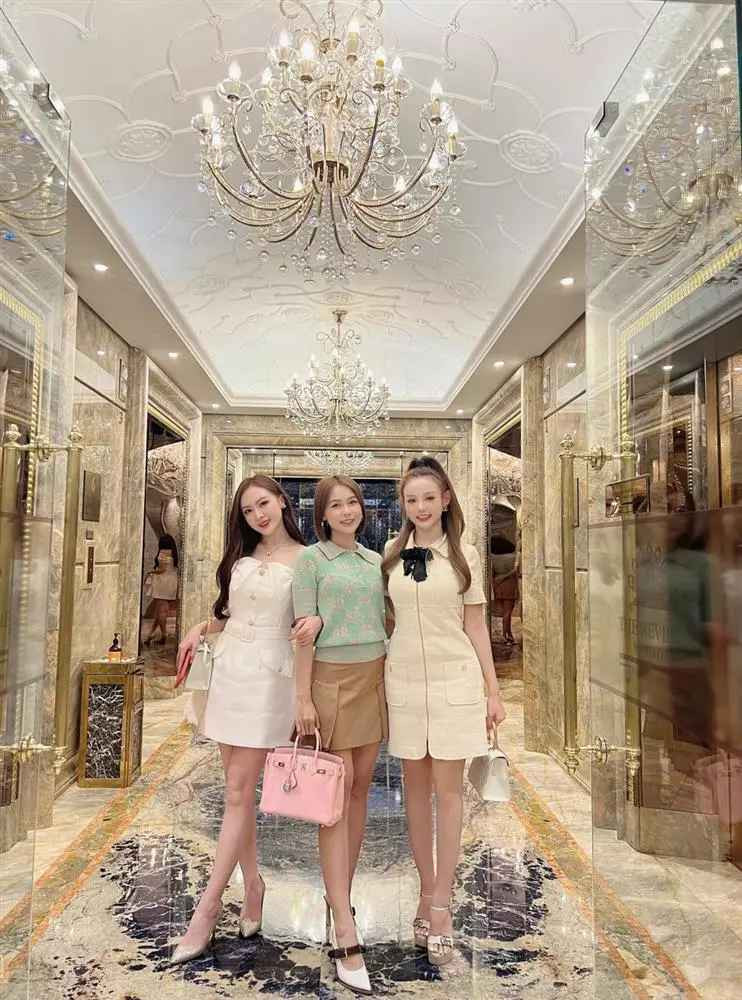 Nếu như Kelly Nguyễn và Huyền Baby lên đồ style tiểu thư thì Sam có phần giản dị hơn với áo cổ bẻ, chân váy cùng mái tóc ngắn hack tuổi.