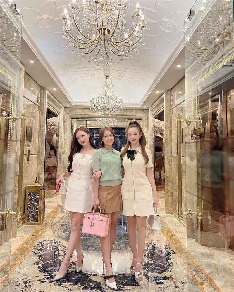 Mới đây, Sam vừa đăng tải trên trang cá nhân hình ảnh buổi gặp gỡ trà chiều cùng hội chị em gồm Kelly Nguyễn và Huyền Baby ở một khách sạn sang chảnh.