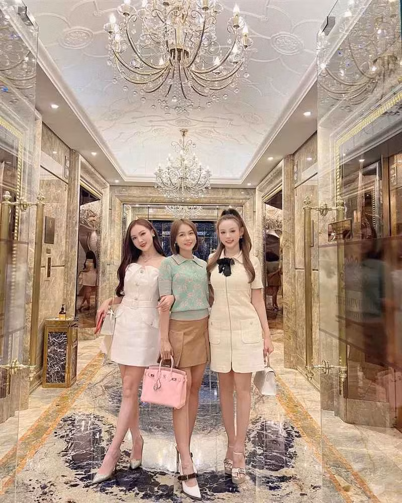 Mới đây, Sam vừa đăng tải trên trang cá nhân hình ảnh buổi gặp gỡ trà chiều cùng hội chị em gồm Kelly Nguyễn và Huyền Baby ở một khách sạn sang chảnh.