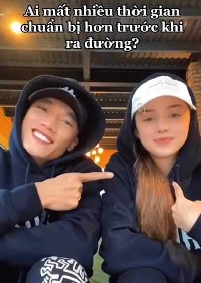 Bùi Tiến Dũng và nàng bạn gái hot girl cùng diện áo hoodie đôi rồi lần lượt trả lời các câu hỏi liên quan đến chuyện tình cảm.