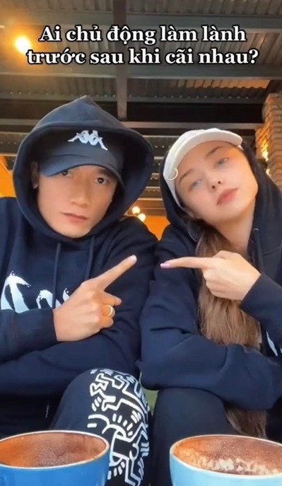 Cụ thể, trả lời câu hỏi: “Khi ngủ dậy, ai hay gắt gỏng hơn”, Bùi Tiến Dũng đã không ngần ngại chỉ tay về phía Dianka và cô nàng cũng thừa nhận điều này.