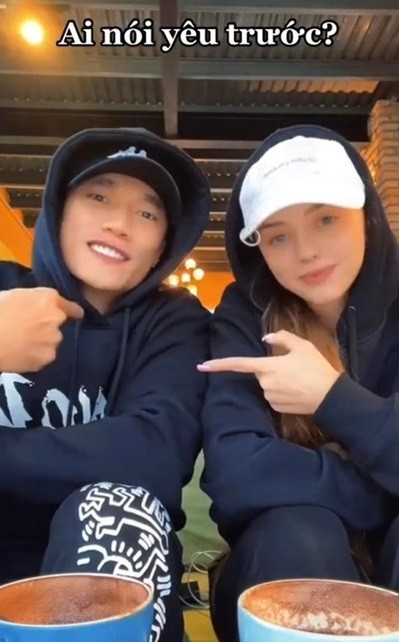 Cả hai còn hé lộ thêm nhiều điều khác trong quãng thời gian dài yêu nhau của mình. Chẳng hạn như việc Bùi Tiến Dũng chính là người chủ động tỏ tình với Dianka nhưng xét về độ lãng mạn thì mẫu nữ xinh đẹp lại nhỉnh hơn bạn trai.